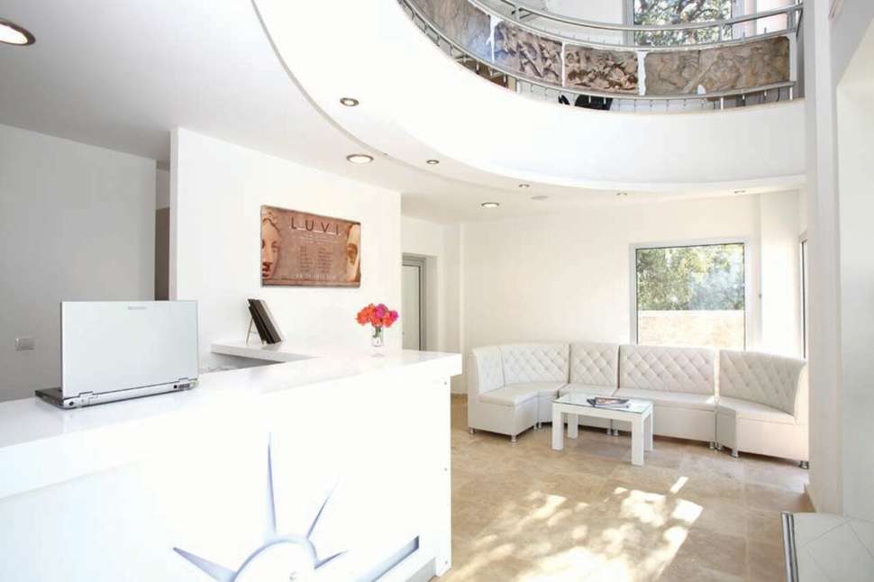 Een foto van het interieur van Costa Luvi Hotel