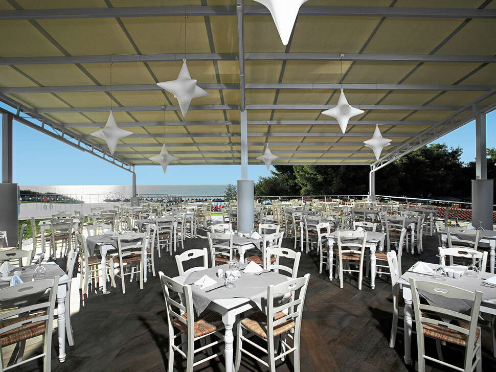 Een foto van het terras bij Istion Club & Spa