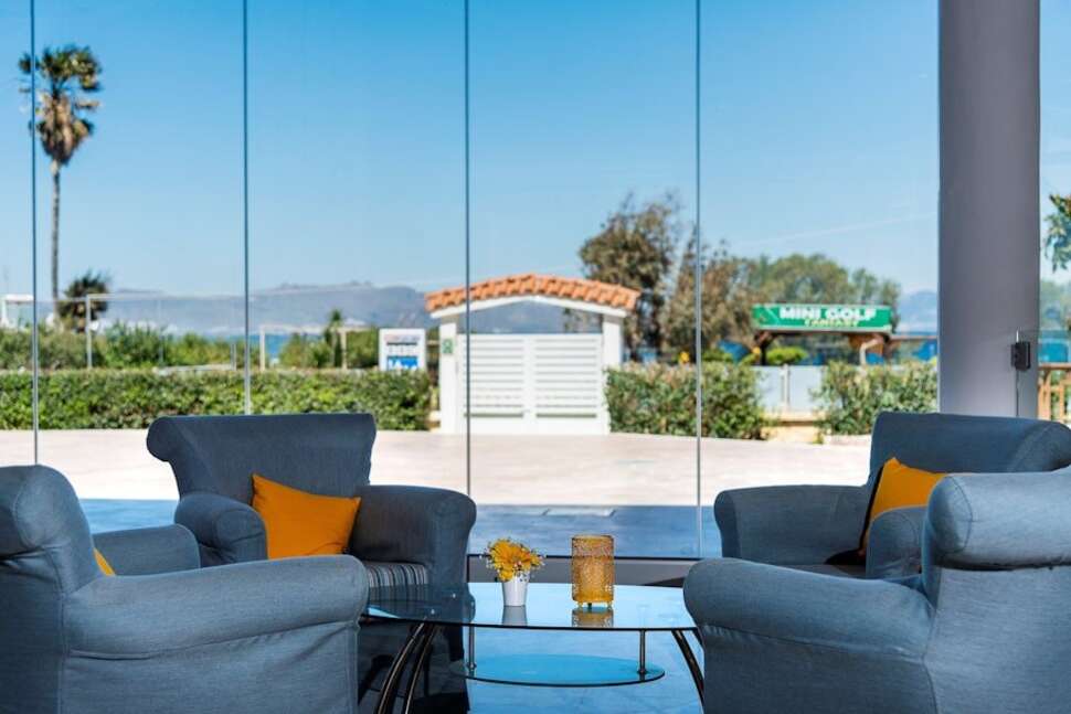 Een foto van het interieur van Niriides Beach Hotel
