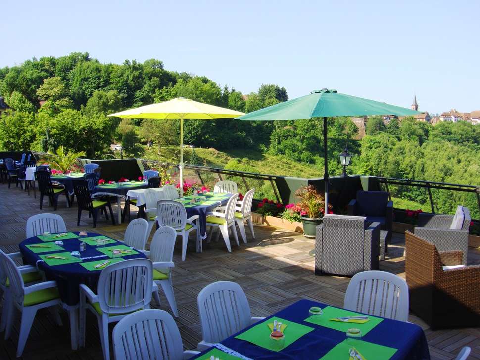 Een foto van het terras bij Hotel Aux Trois Roses