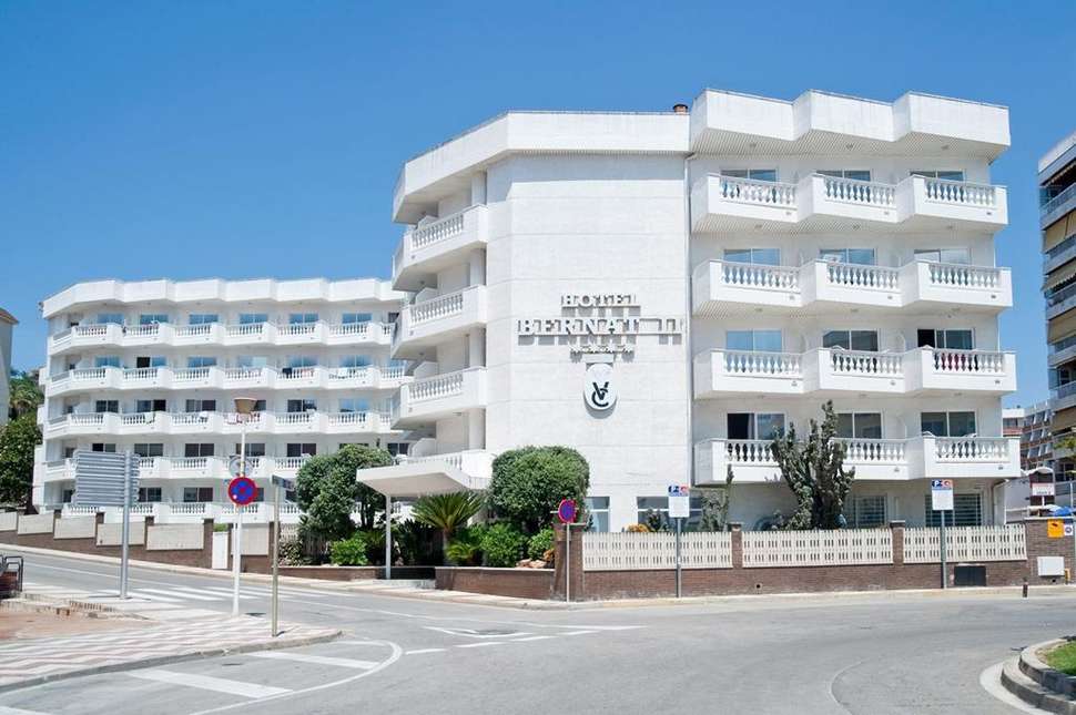 Een foto van de buitenkant van Hotel Bernat II