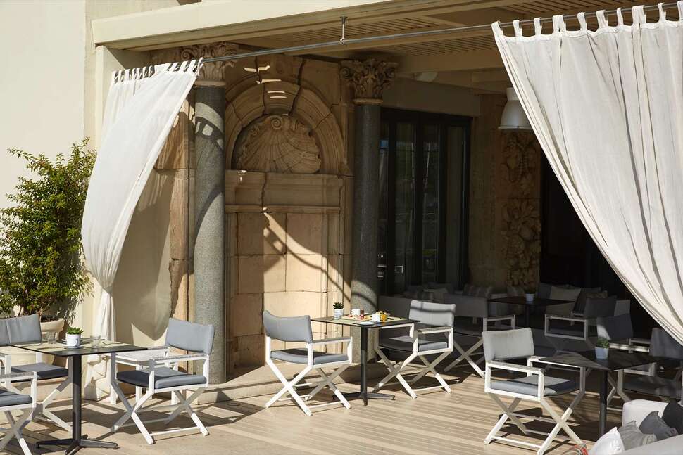 Een foto van het terras bij Mon Repos Palace Hotel