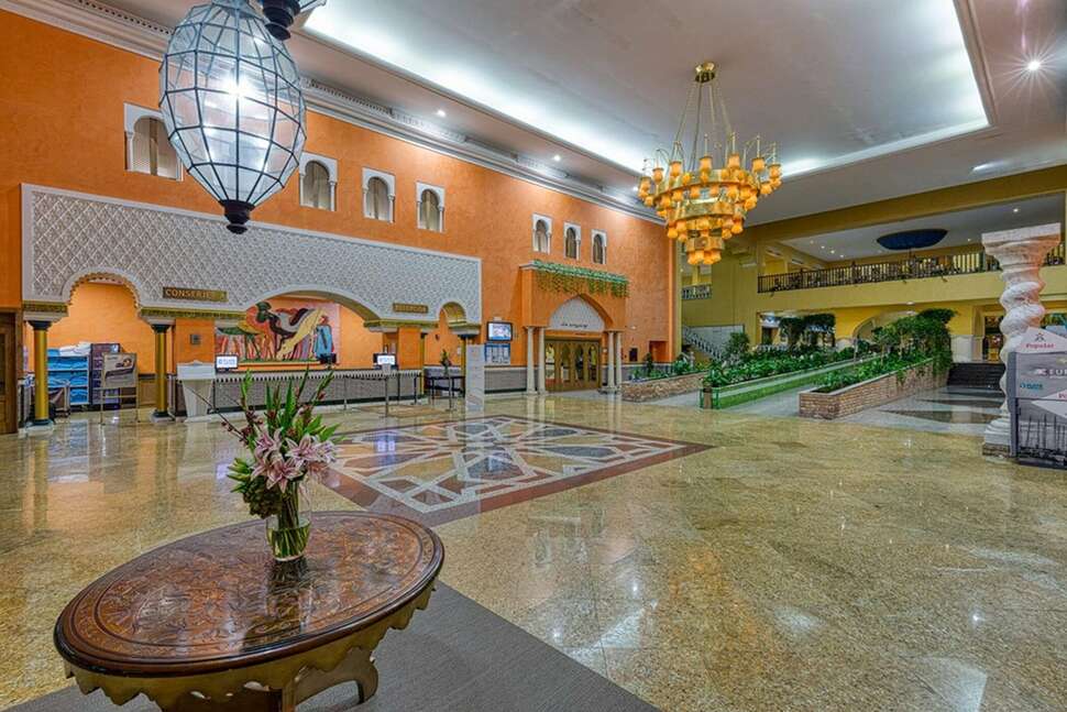 Een foto van het interieur van Playacalida Hotel