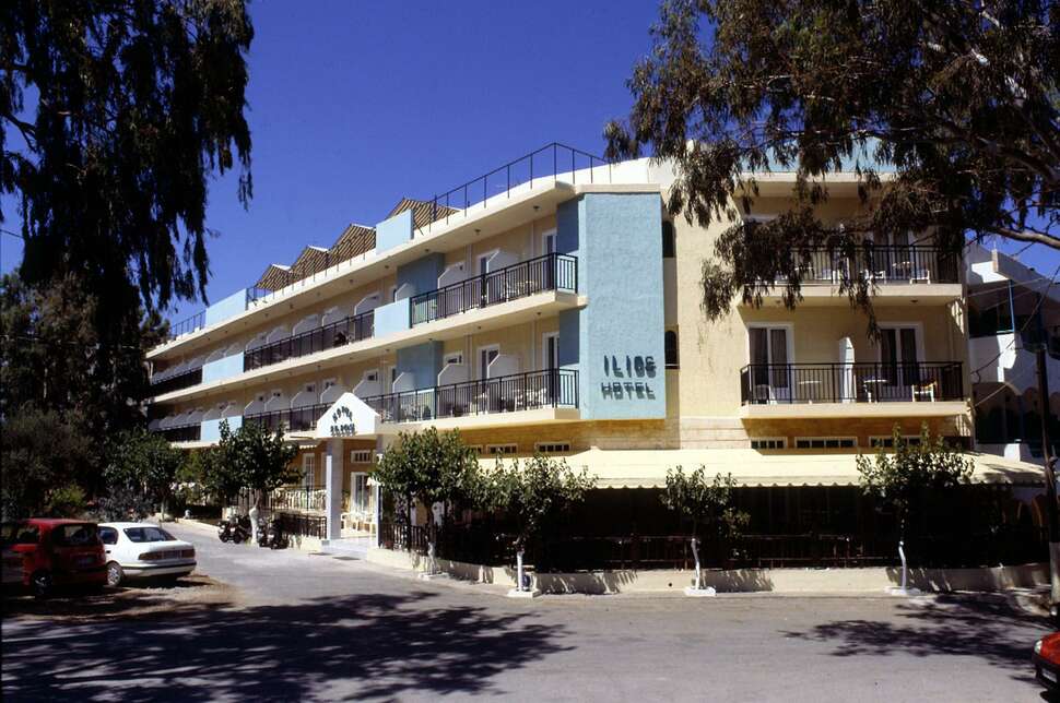 Een foto van de buitenkant van Hotel Ilios