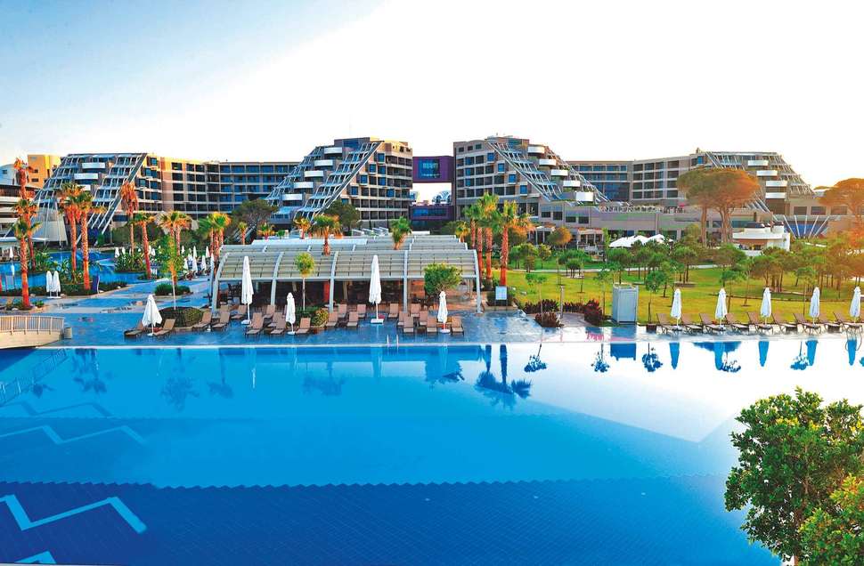 Een foto van het zwembad bij Susesi Luxury Resort