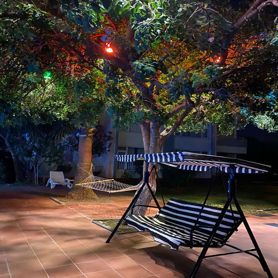 Een foto van het terras bij New Garden Luna Side Aparthotel