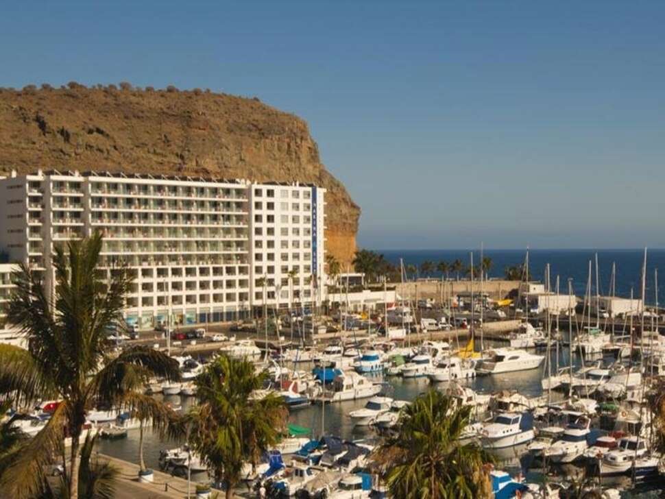 Een foto van de buitenkant van Hotel Marina Suites