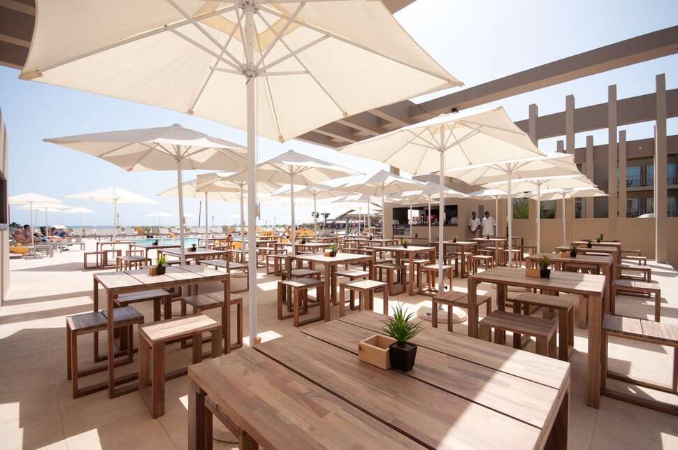 Een foto van het terras bij Hotel Oasis Salinas Sea