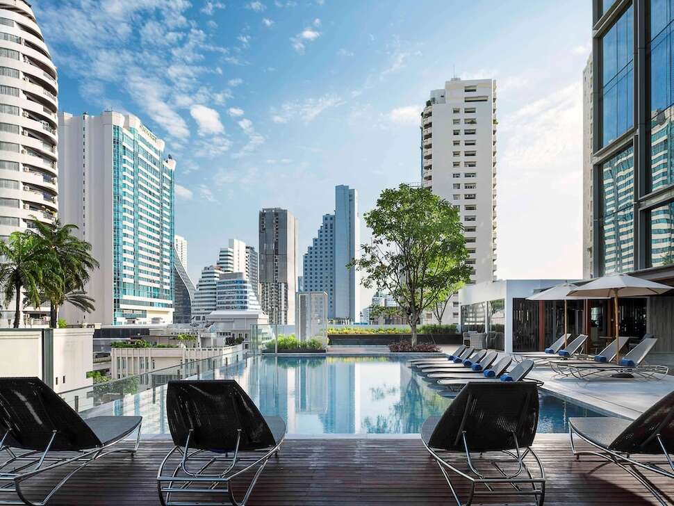 Ein Foto vom Pool im Hotel Novotel Bangkok Sukhumvit 20