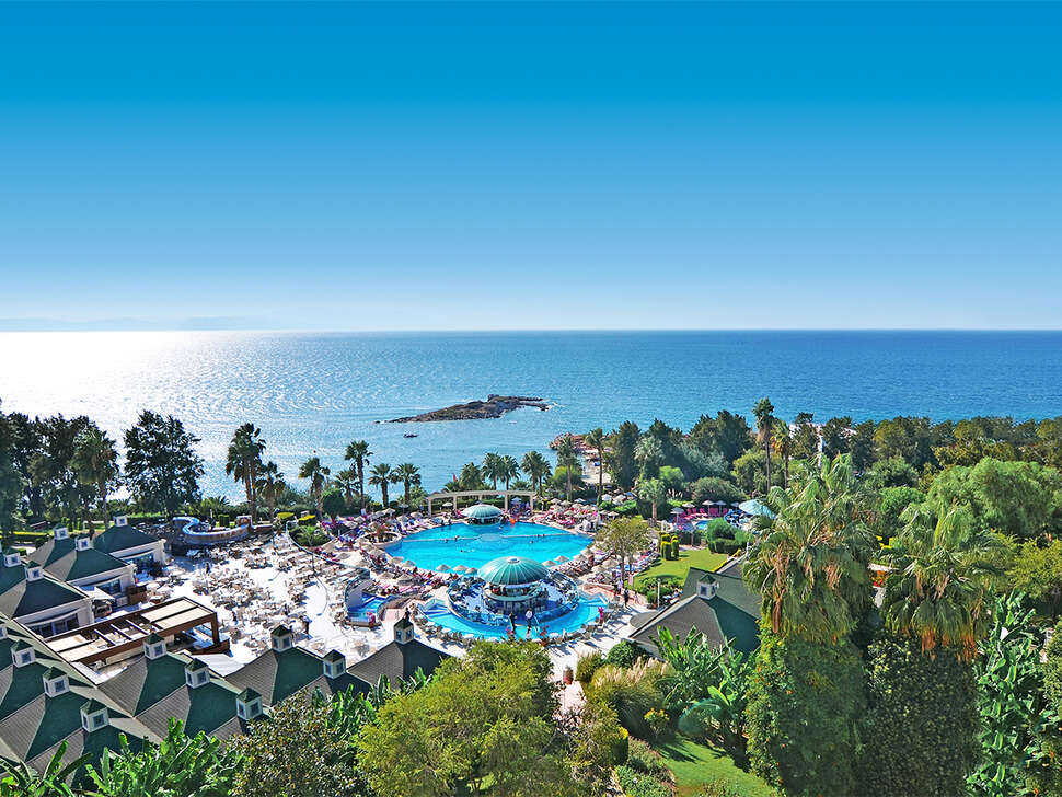 Ein Foto vom Pool im The Grand Blue Sky International