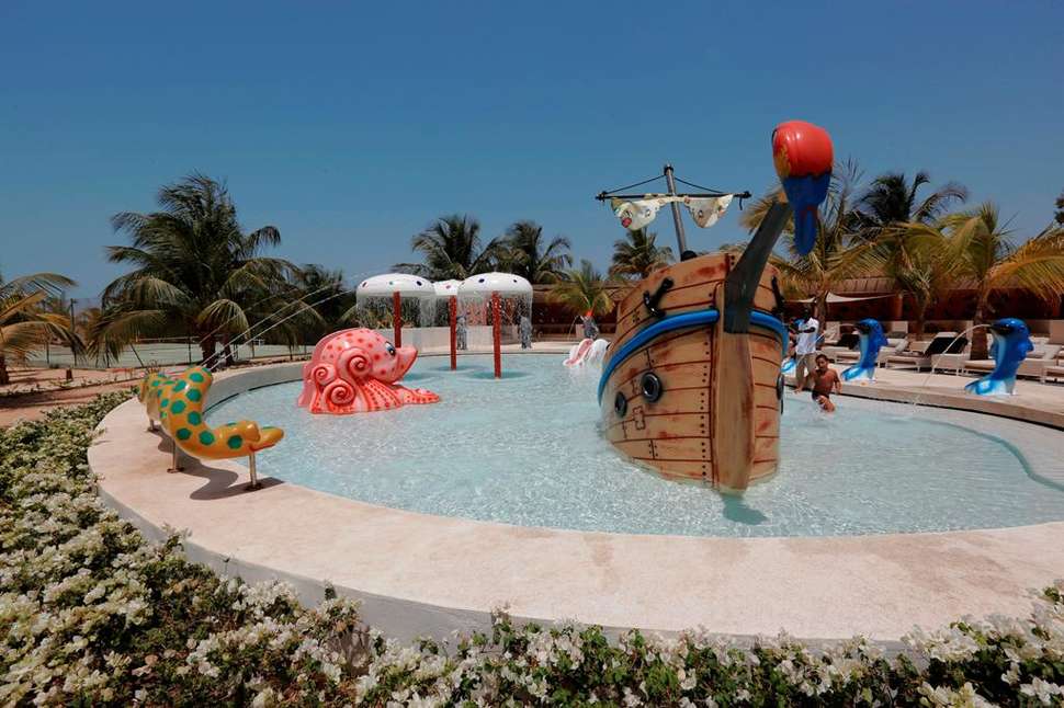 Een foto van het zwembad bij Lamantin Beach Hotel Resort & Spa