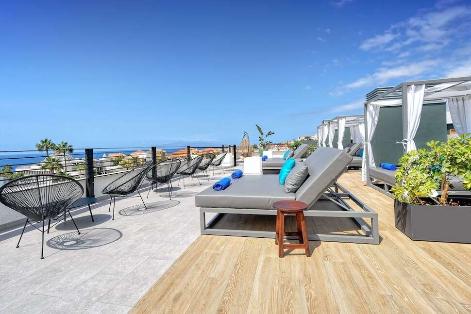 Een foto van het terras bij Hovima Suites Costa Adeje