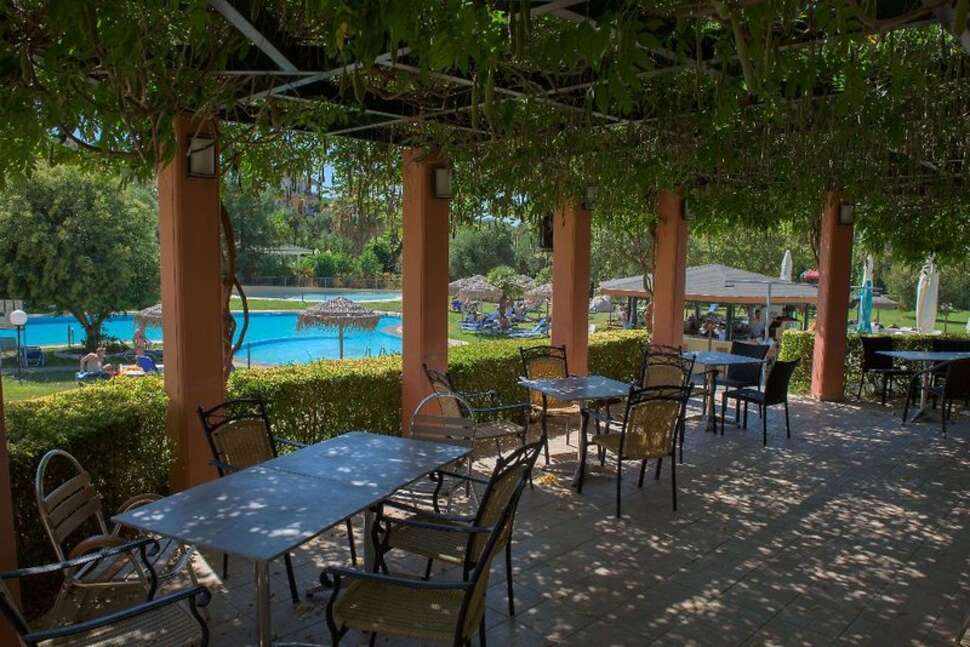 Een foto van het terras bij Century Resort Corfu