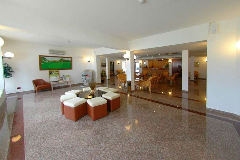 Een foto van het interieur van Aparthotel do Golfe