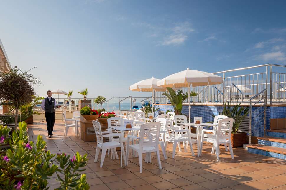 Een foto van het terras bij H-Top Pineda Palace