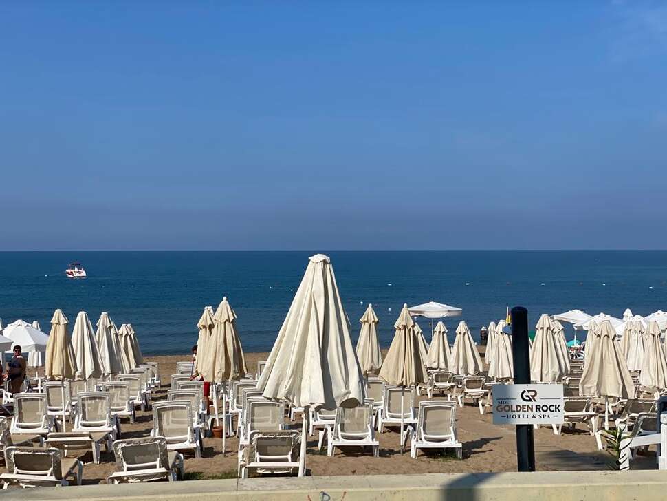 Een foto van het strand bij Side Golden Rock Hotel