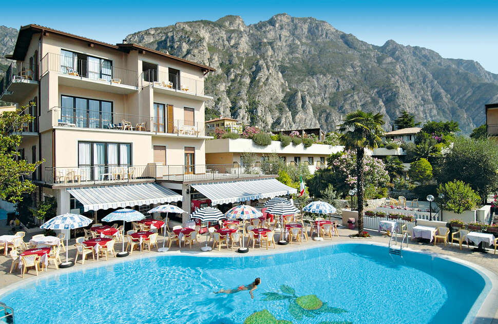 Ein Foto vom Pool im Hotel Garda Bellevue
