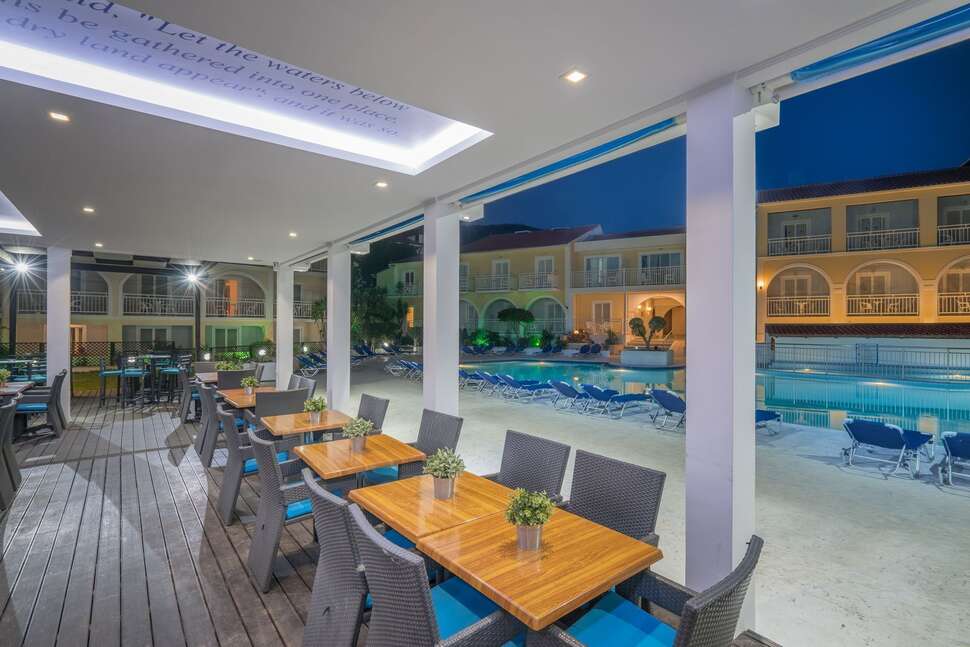 Een foto van het terras bij Diana Palace Hotel