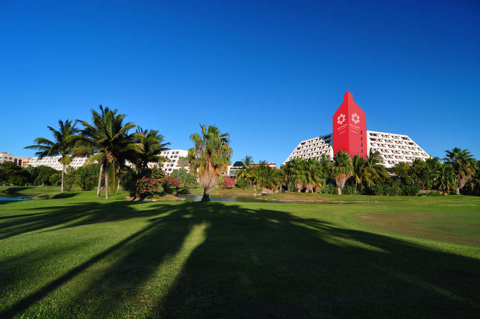 Ein Foto von der Außenansicht des The Pyramid At Grand Oasis