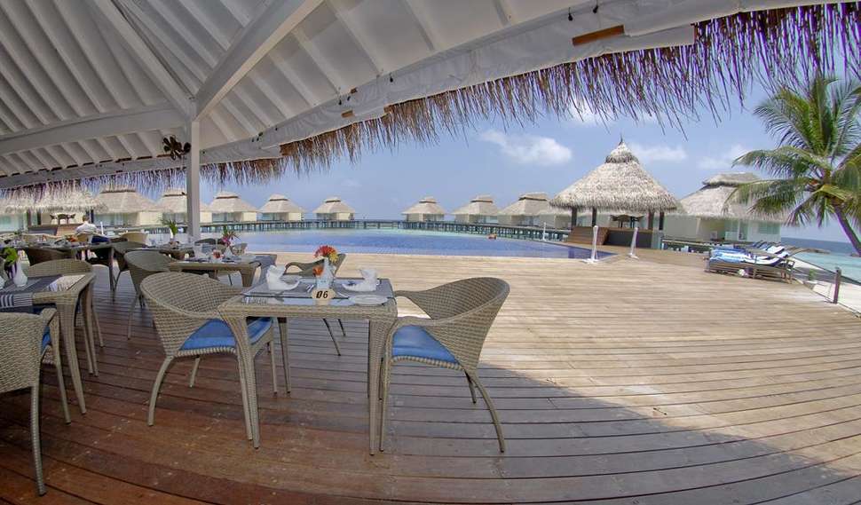 Een foto van het terras bij Ellaidhoo Maldives by Cinnamon