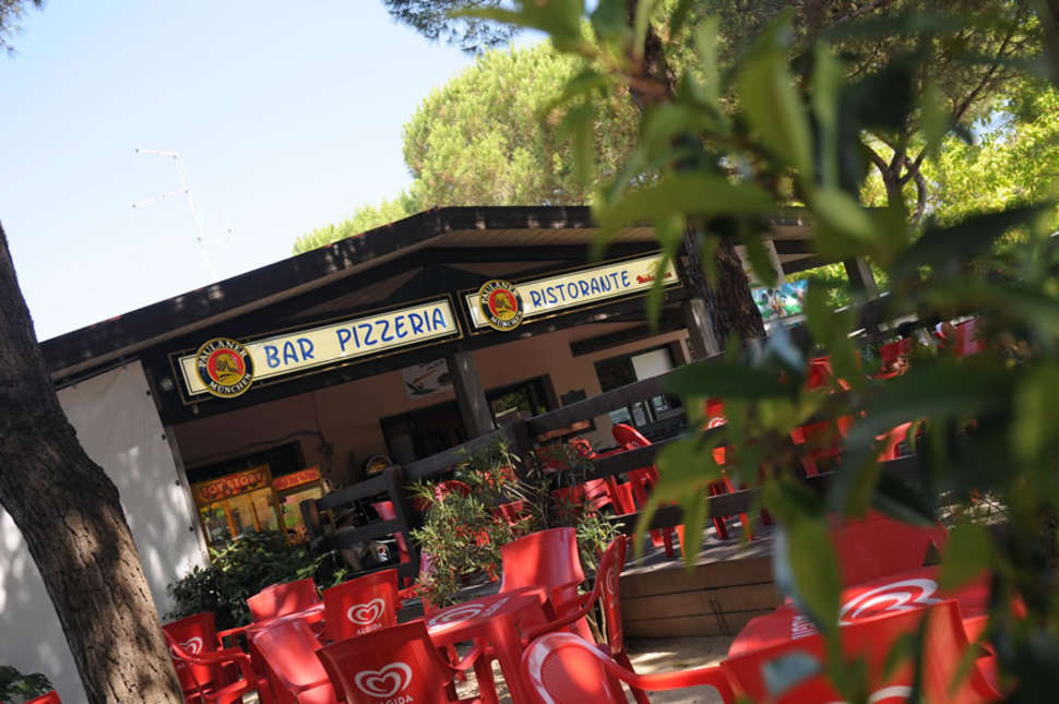 Een foto van het terras bij Camping Cesenatico Village