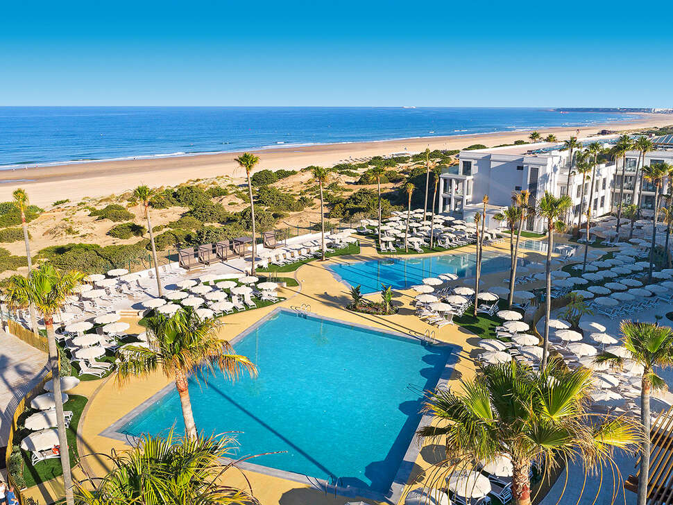 Een foto van het zwembad bij Hipotels Barrosa Park