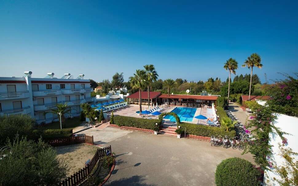Ein Foto vom Pool im Sandy's Studios & Log Villas