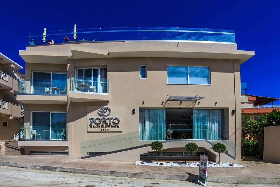 Ein Foto von der Außenansicht des Porto Planos Beach Hotel