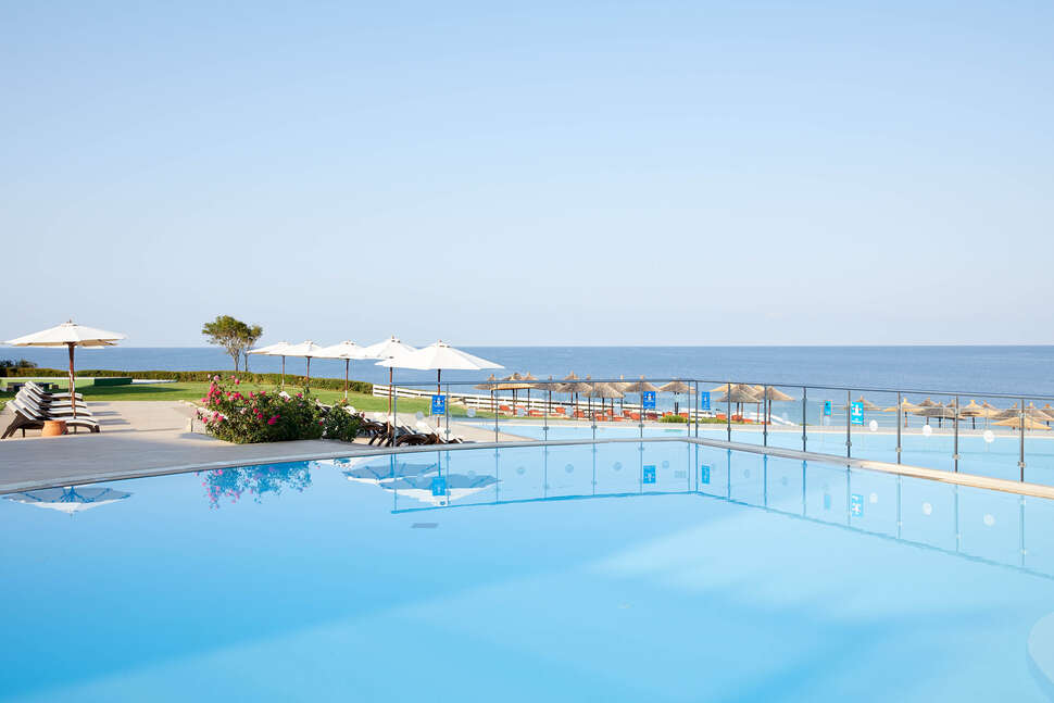 Een foto van het zwembad bij Istion Club & Spa