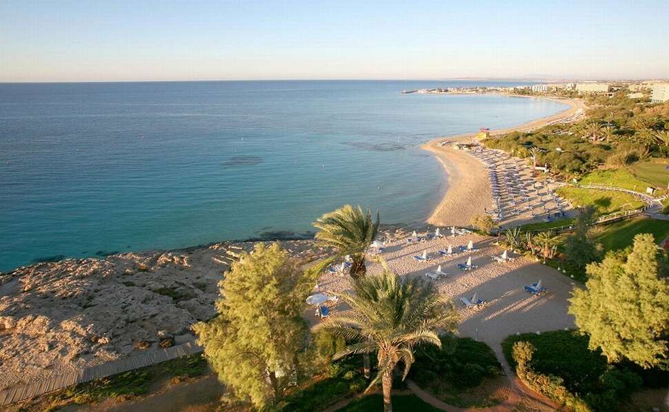 Een foto van het strand bij Grecian Sands Hotel