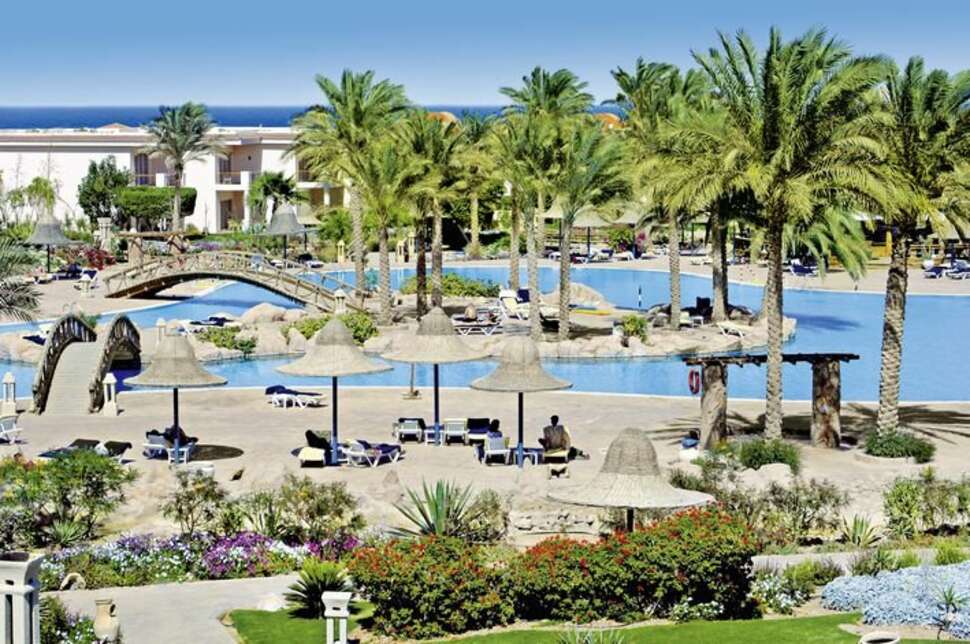 Een foto van het zwembad bij Parrotel Beach Resort