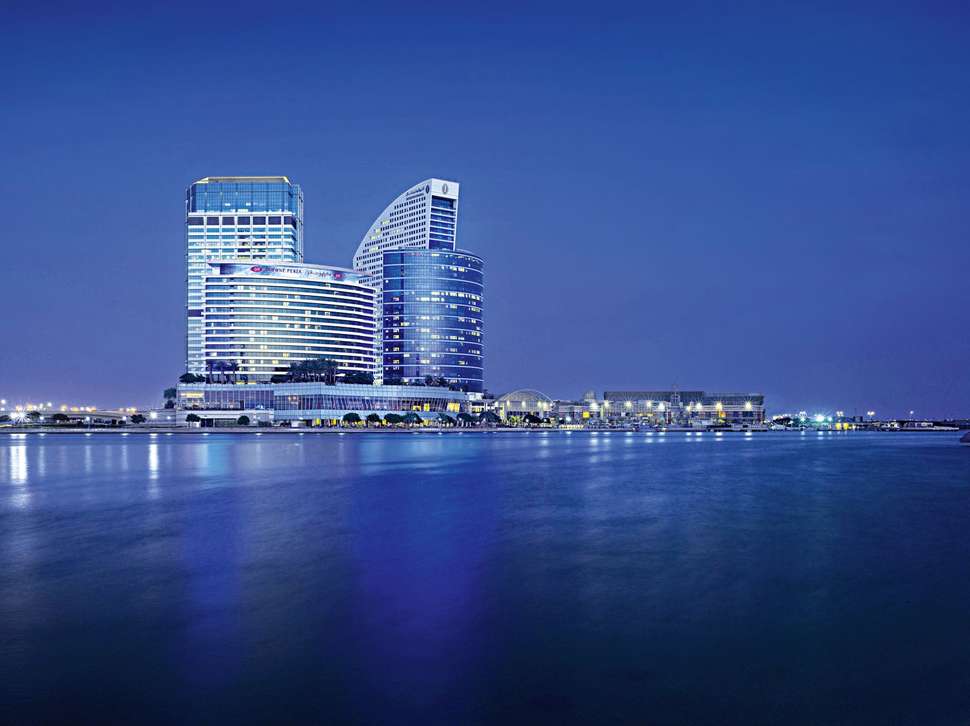 Een foto van de buitenkant van Crowne Plaza Dubai Festival City