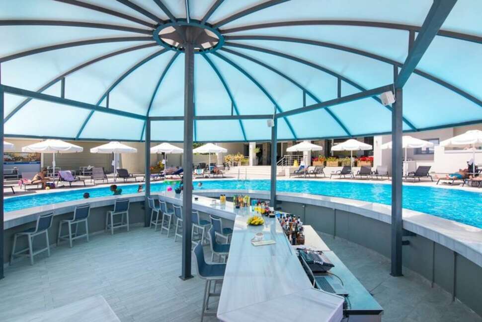 Ein Foto vom Pool im The Dome Luxury Hotel