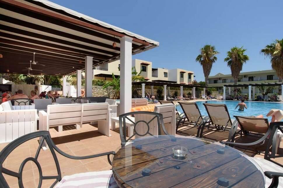 Een foto van het terras bij Pefkos Village Resort
