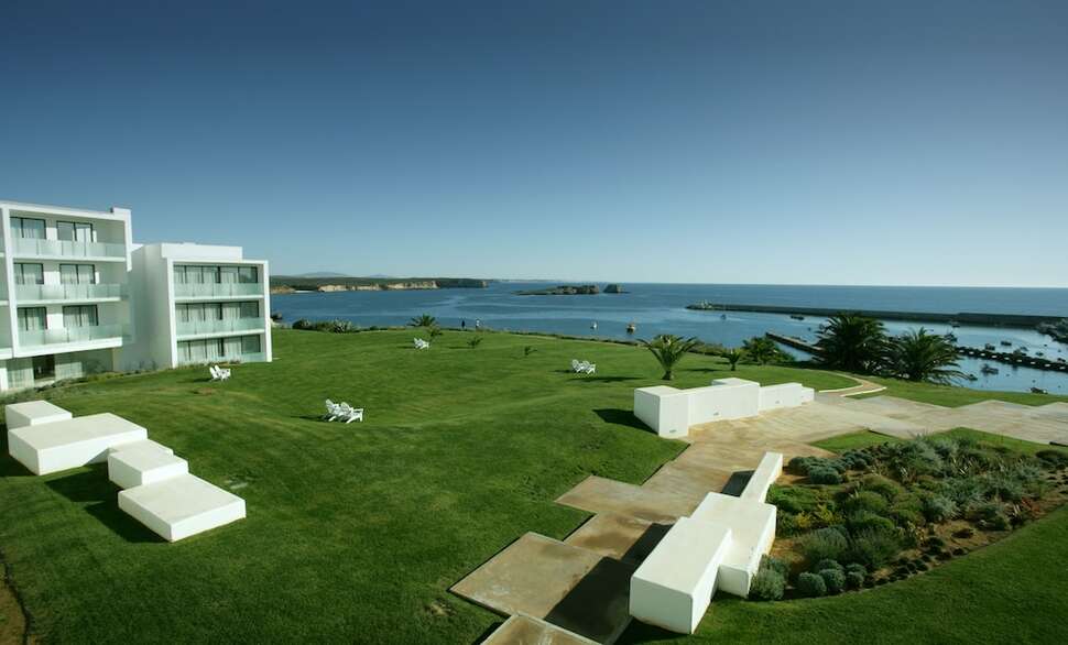 Ein Foto von der Terrasse im Memmo Baleeira Hotel