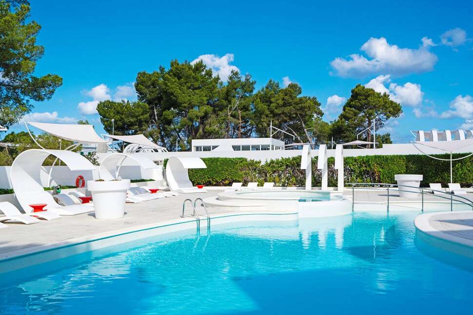 Een foto van het zwembad bij THB Naeco Ibiza