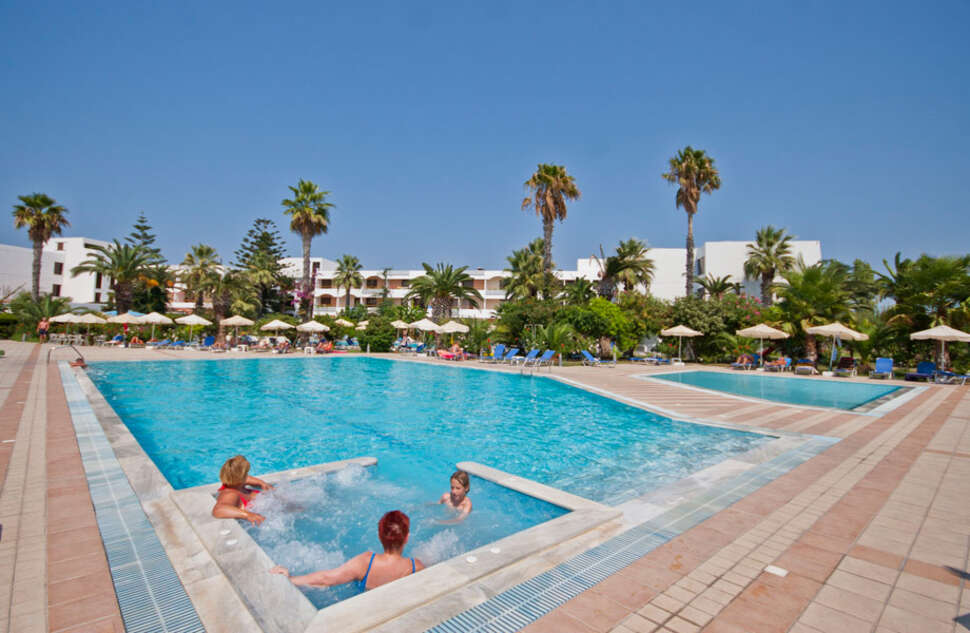 Een foto van het zwembad bij Tigaki Beach Hotel