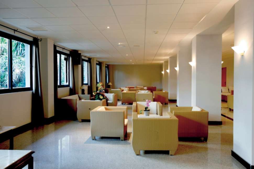 Een foto van het interieur van Globales Los Patos Park