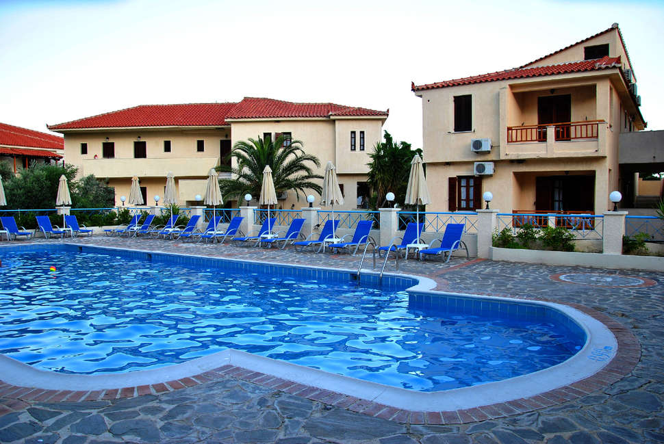 Een foto van het zwembad bij Kampos Village Resort