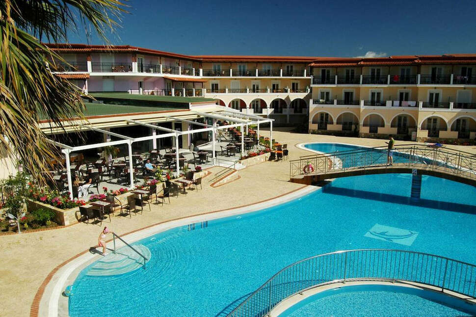 Een foto van het zwembad bij Majestic Hotel & Spa