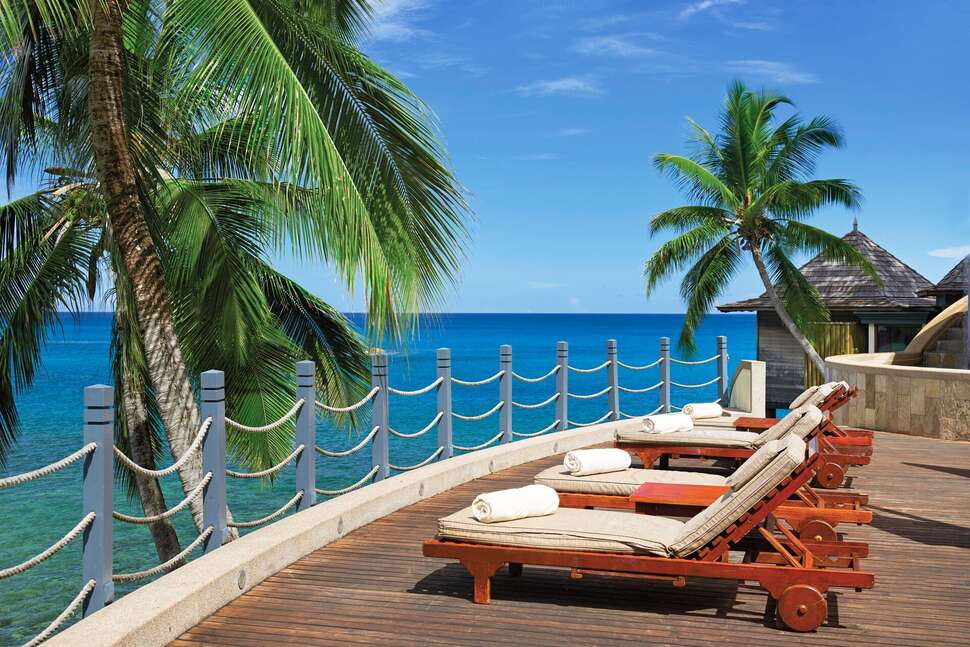 Een foto van het terras bij Hilton Seychelles Northolme Resort & Spa