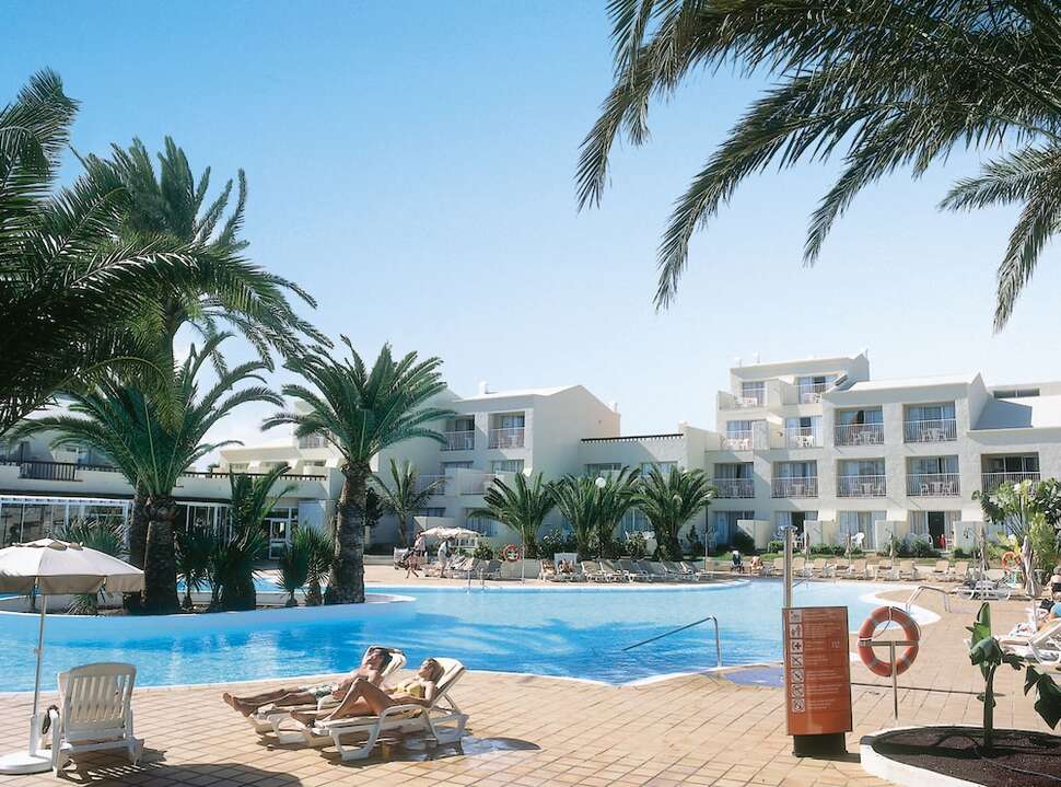 Een foto van het zwembad bij Riu Oliva Beach Resort