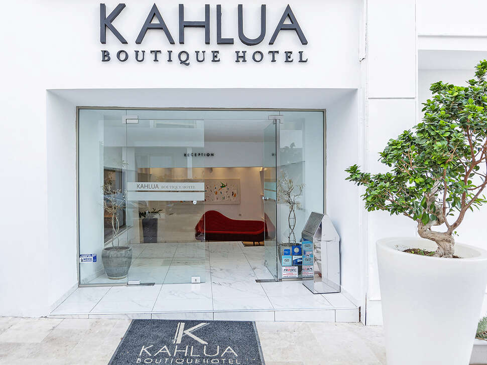 Ein Foto von der Außenansicht des Kahlua Hotel & Suites
