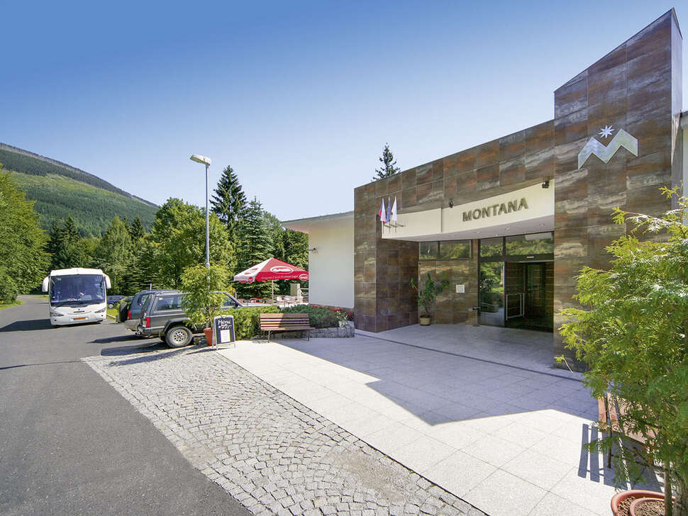 Ein Foto von der Außenansicht des Hotel Montana