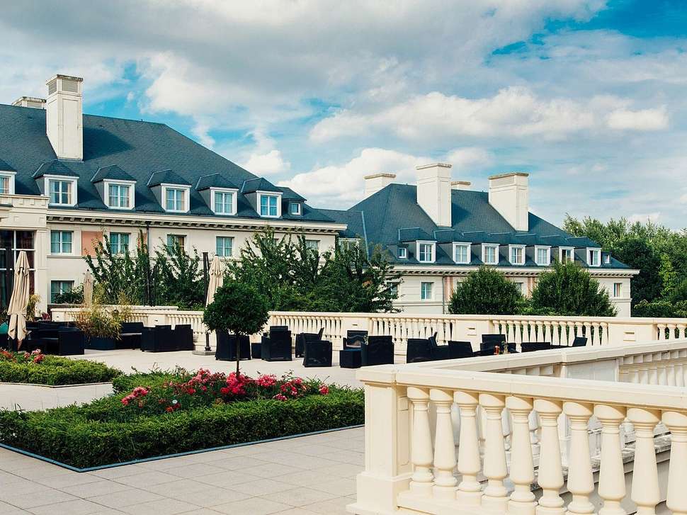 Ein Foto von der Außenansicht des Dream Castle Hotel