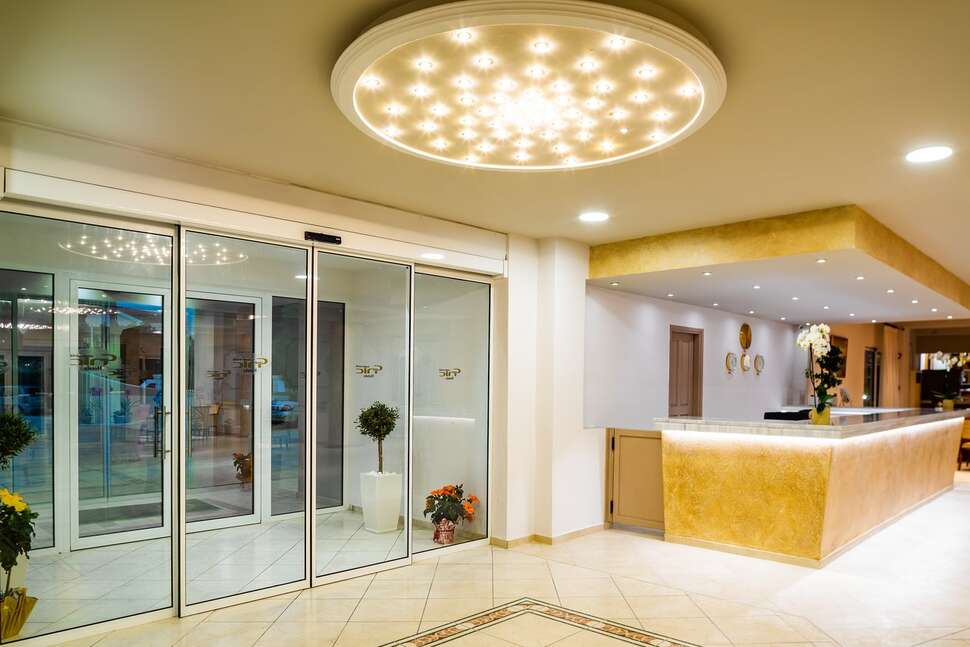Een foto van het interieur van Cnic Gemini Hotel