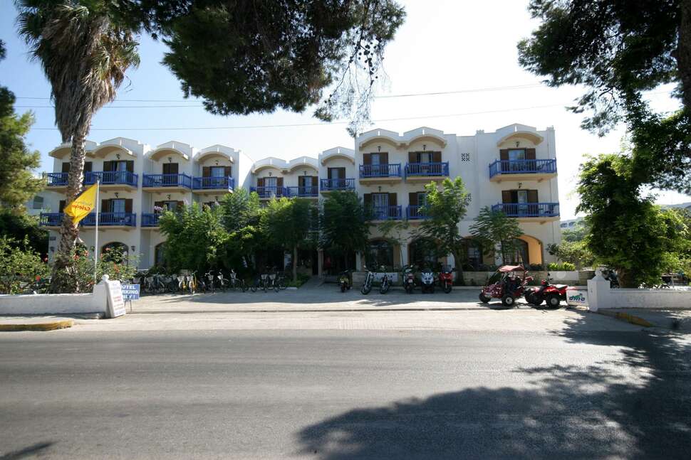 Een foto van de buitenkant van Theodorou Beach Hotel
