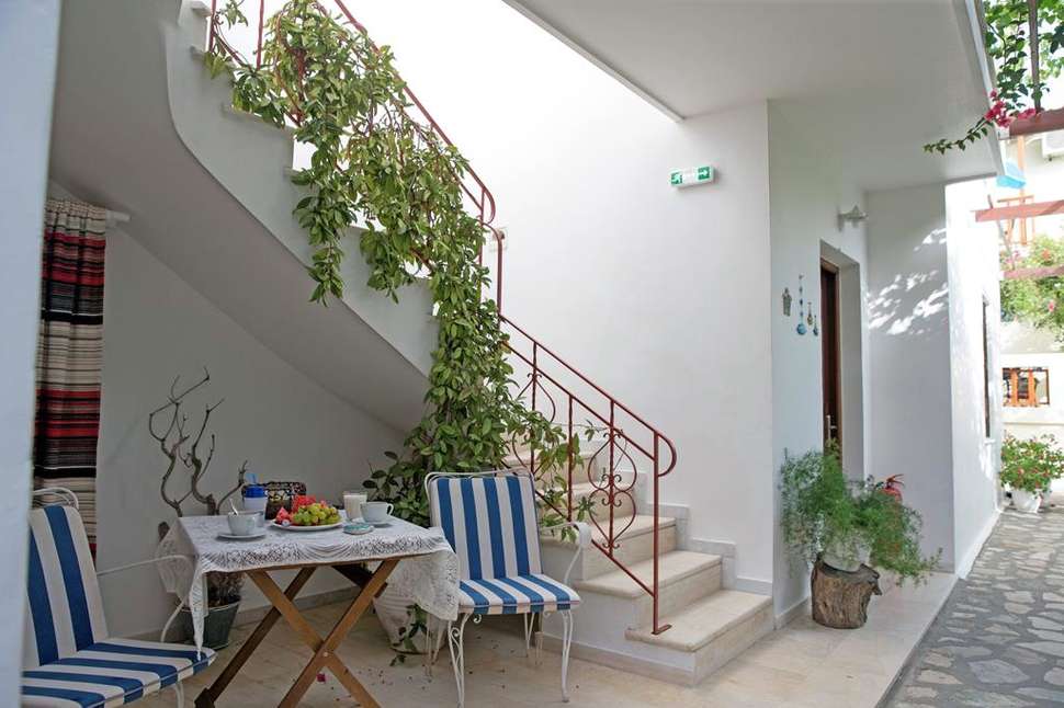 Een foto van het terras bij Maria Studios & Appartementen Kokkari