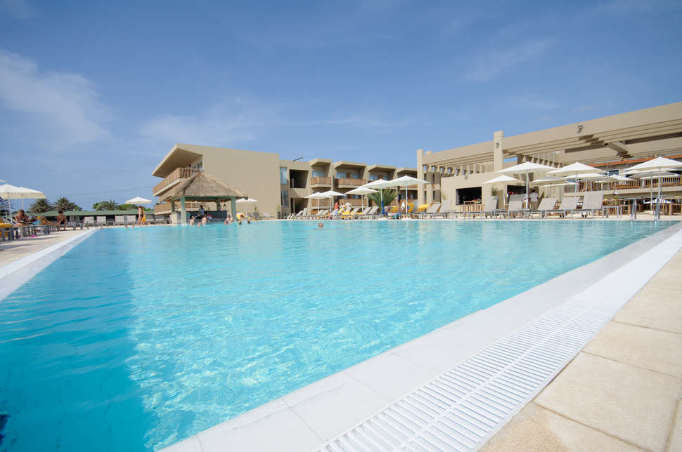 Een foto van het zwembad bij Hotel Oasis Salinas Sea