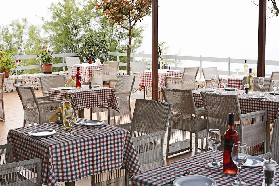 Een foto van het terras bij Asteris Hotel
